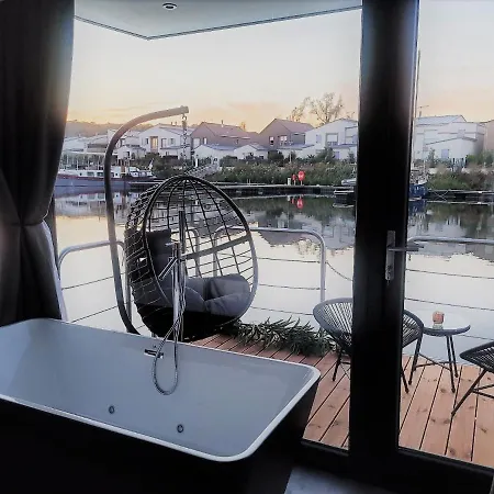 Reve Flottant Pour Amoureux Houseboat Black Et White Sauna Bateau-hôtel