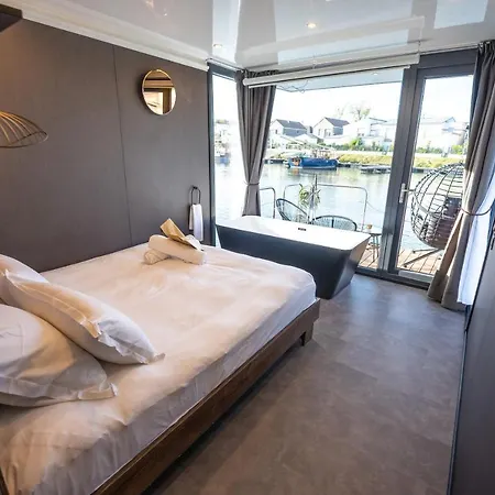 Reve Flottant Pour Amoureux Houseboat Black Et White Sauna Bateau-hôtel *