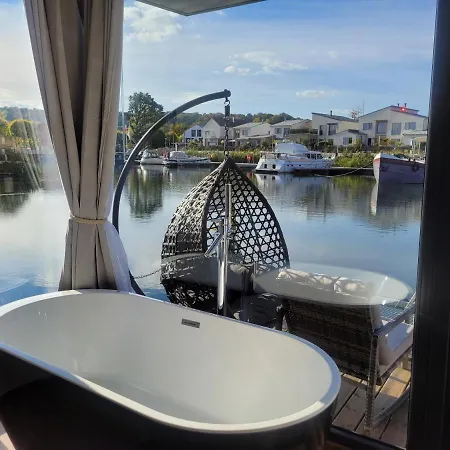 Reve Flottant Pour Amoureux Houseboat Black Et White Sauna Bateau-hôtel