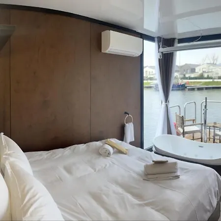 Reve Flottant Pour Amoureux Houseboat Black Et White Sauna LʼIsle-Adam