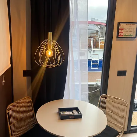 Reve Flottant Pour Amoureux Houseboat Black Et White Sauna Bateau-hôtel *