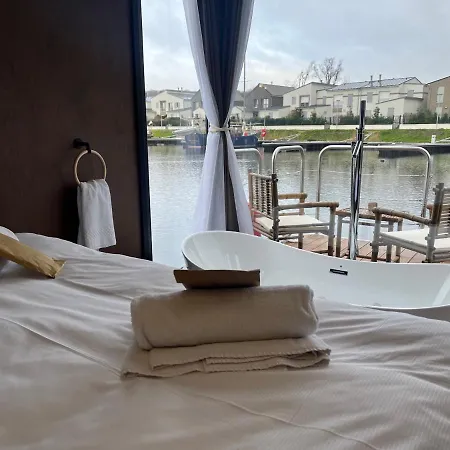 Reve Flottant Pour Amoureux Houseboat Black Et White Sauna Bateau-hôtel LʼIsle-Adam
