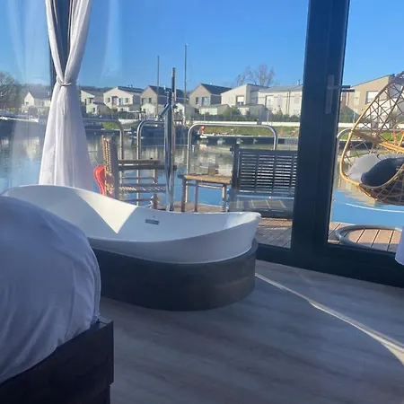 Reve Flottant Pour Amoureux Houseboat Black Et White Sauna Bateau-hôtel *