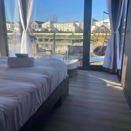 Reve Flottant Pour Amoureux Houseboat Black Et White Sauna Bateau-hôtel *