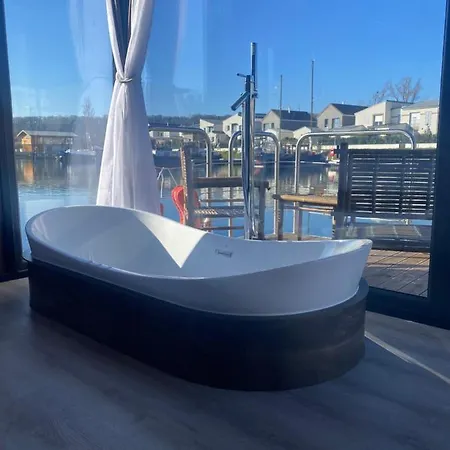 Reve Flottant Pour Amoureux Houseboat Black Et White Sauna LʼIsle-Adam