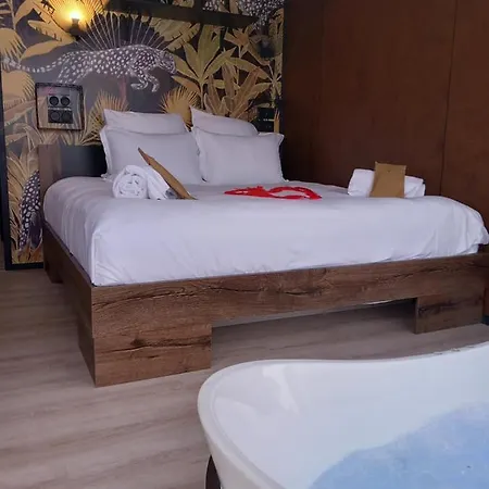 Reve Flottant Pour Amoureux Houseboat Black Et White Sauna Bateau-hôtel *