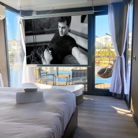 Reve Flottant Pour Amoureux Houseboat Black Et White Sauna LʼIsle-Adam