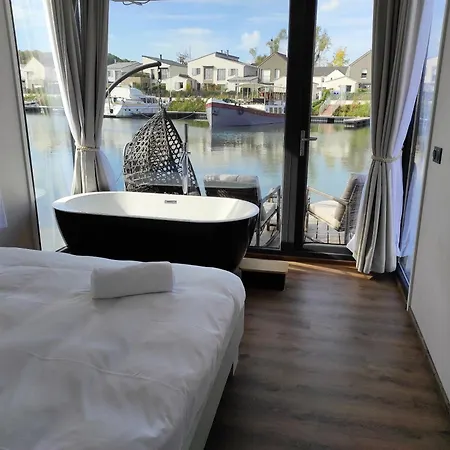 Bateau-hôtel Reve Flottant Pour Amoureux Houseboat Black Et White Sauna *