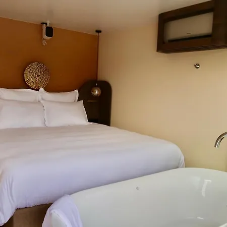 Reve Flottant Pour Amoureux Houseboat Black Et White Sauna LʼIsle-Adam