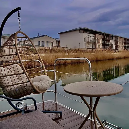 Reve Flottant Pour Amoureux Houseboat Black Et White Sauna LʼIsle-Adam
