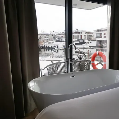 Reve Flottant Pour Amoureux Houseboat Black Et White Sauna